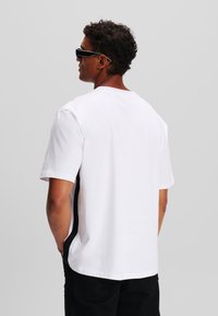 KARL LAGERFELD RELAXED LOGO TAPE - Navadna majica - white