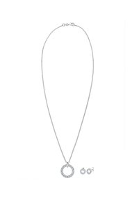 Sølv kæd necklace med en cirkulær vedhæng prydet med klare sten, ledsaget af matchende ørestikker med et lignende stendesign.