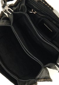 Borsa a mano in pelle nera con finitura testurizzata, dotata di chiusura con cerniera e scomparti multipli, incluso un piccolo taschino interno.