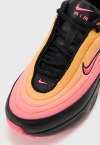 Nike Air Max 97 tenisice s gornjim dijelom u narančasto-ružičastoj gradient boji, crnim akcentima, materijalima od tkanine i kože, uz uzorčeni dizajn.