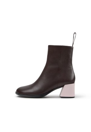 Stivaletto alla caviglia in pelle marrone scuro con linguetta laterale e tacco a blocco rosa chiaro spesso, mostrato di profilo su sfondo bianco.