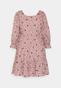 Vestido floral rosa com mangas bufantes longas, decote quadrado e bainha em camadas com folhos. Apresenta pequenos padrões de flores multicoloridas por todo o vestido.
