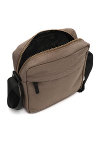 Borsa a spalla in tessuto marrone con parte superiore con zip, interno nero e tasca frontale. Dotata di tracolla regolabile nera.