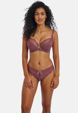 Bordeaux kanten beha met beugel en strikdetail, gecombineerd met bijpassende kanten bikini slipjes met golvende randen en decoratieve accenten.
