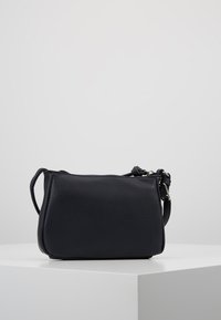 Borsa a tracolla in pelle nera con superficie testurizzata, chiusura con zip e tracolla regolabile per opzioni di trasporto versatili.