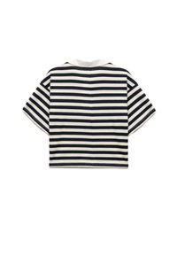 Camiseta corta de manga corta, hecha de una tela suave. Presenta rayas horizontales en navy y crema, escote redondo y bordes bien terminados.
