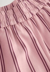 REGULAR FIT - - Auduma bikses - pink stripe
