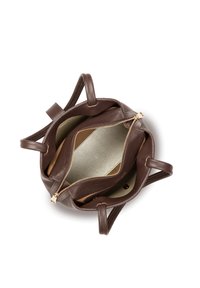 Sac à main en cuir marron avec une texture douce, comprenant deux compartiments, une fermeture éclair et une doublure intérieure lisse. Bandoulières ajustables.