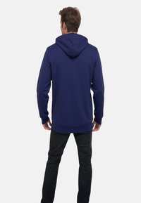 Felpa blu navy con cappuccio regolabile, maniche lunghe, polsini e orlo a coste. Tessuto morbido con una texture liscia. Design semplice e senza decorazioni.
