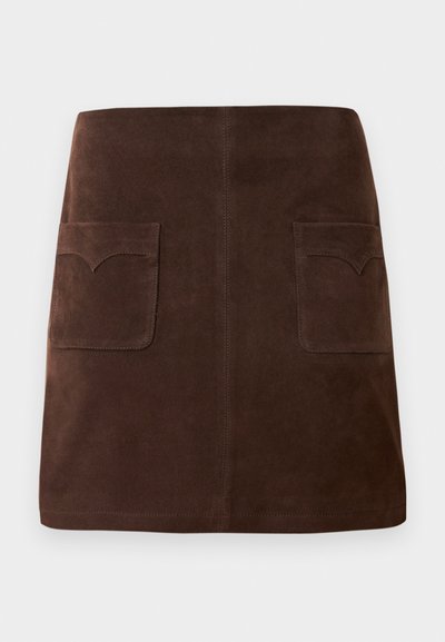 Brown suede skirt featuring a classic A-line shape, two front pockets with rounded flaps, and subtle stitching details.