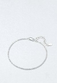 Pulsera de cadena de plata con un diseño retorcido, con un cierre y cadena ajustable para personalizar la longitud. Superficie lisa y reflectante.