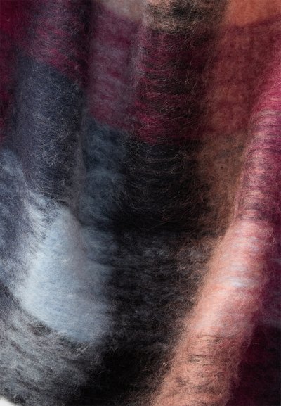 Tecido de mistura de lã multicolorido com tons de azul, preto, rosa e bordô. Mole, texturizado, com um padrão ligeiramente salpicado.