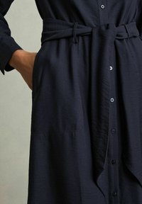 Reiss REGULAR FIT - MABEL LONG-SLEEVE BELTED MIDI - Särkkleit - navy