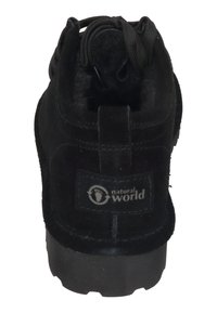 Schwarze Wildlederstiefel mit abgerundetem Fuß, strukturierten Oberflächen und schwarzer Gummisohle. Verfügt über ein Logo-Label an der Ferse und eine Schnürverschluss.