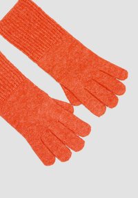 Orange gestrickte Handschuhe mit einzelnen Fingeröffnungen, ausgestattet mit einem gerippten Handgelenksbund und einer weichen, strukturierten Oberfläche.