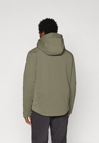 Olivovo zelená bunda s kapucňou s hladkým povrchom a rebrovanými akcentmi na pleciach. Ponúka voľný strih a ploché švy pre pohodlie.