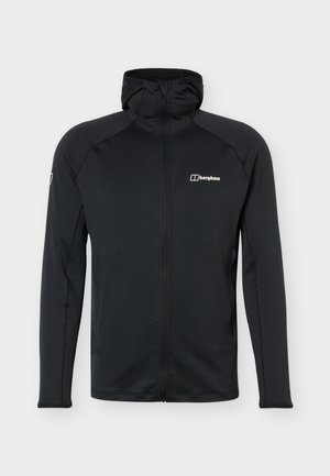 Chaqueta softshell negra con cremallera completa, capucha, mangas largas y logo de Berghaus en el pecho izquierdo y la manga derecha.