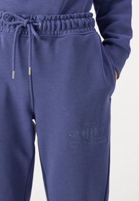 GANT TONAL SHIELD - Treniņtērpa apakšdaļas - dusty navy