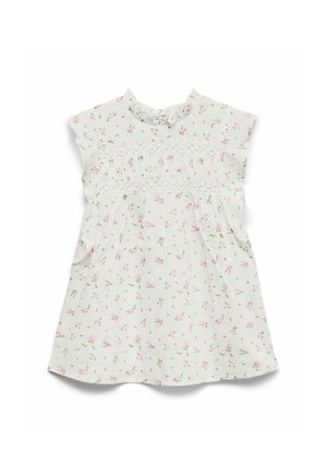 Witte mouwloze babyjurk met klein roze bloemenpatroon en twee horizontale kanten bandjes over de borst.