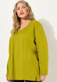 Ulla Popken GROSSE GRÖSSEN BASIC-V LANGARM  - Longsleeve - olive