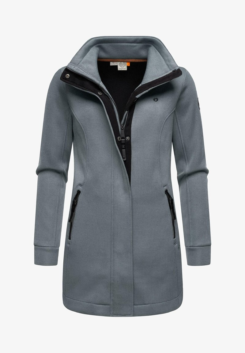 Szürke cipzáros kabát magas gallérral, fekete kiegészítőkkel, két cipzáros oldalzsebbel, texturált anyaggal és enyhén testhezálló siluettel.