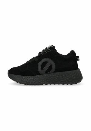Zwarte suède sneaker met een gestructureerde zwarte zool, voorzien van een prominent rond logo aan de zijkant en een bontvoering rond de kraag.