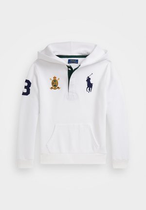 Sudadera blanca con cuello verde, que cuenta con un bolsillo tipo canguro, logos bordados y acentos en azul marino. Tejido suave, diseño relajado.