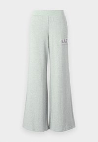 Lichtgrijze wijde sweatpants van zacht materiaal, met een zachte elastische tailleband en een klein EA7-logo aan de linkerkant.