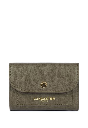 Portefeuille en cuir texturé vert olive avec rabat, bouton doré et "Lancaster Paris" embossé en doré sur la poche avant.