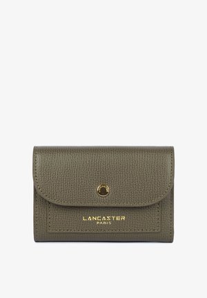 Portefeuille en cuir texturé vert olive avec rabat, bouton doré et "Lancaster Paris" embossé en doré sur la poche avant.