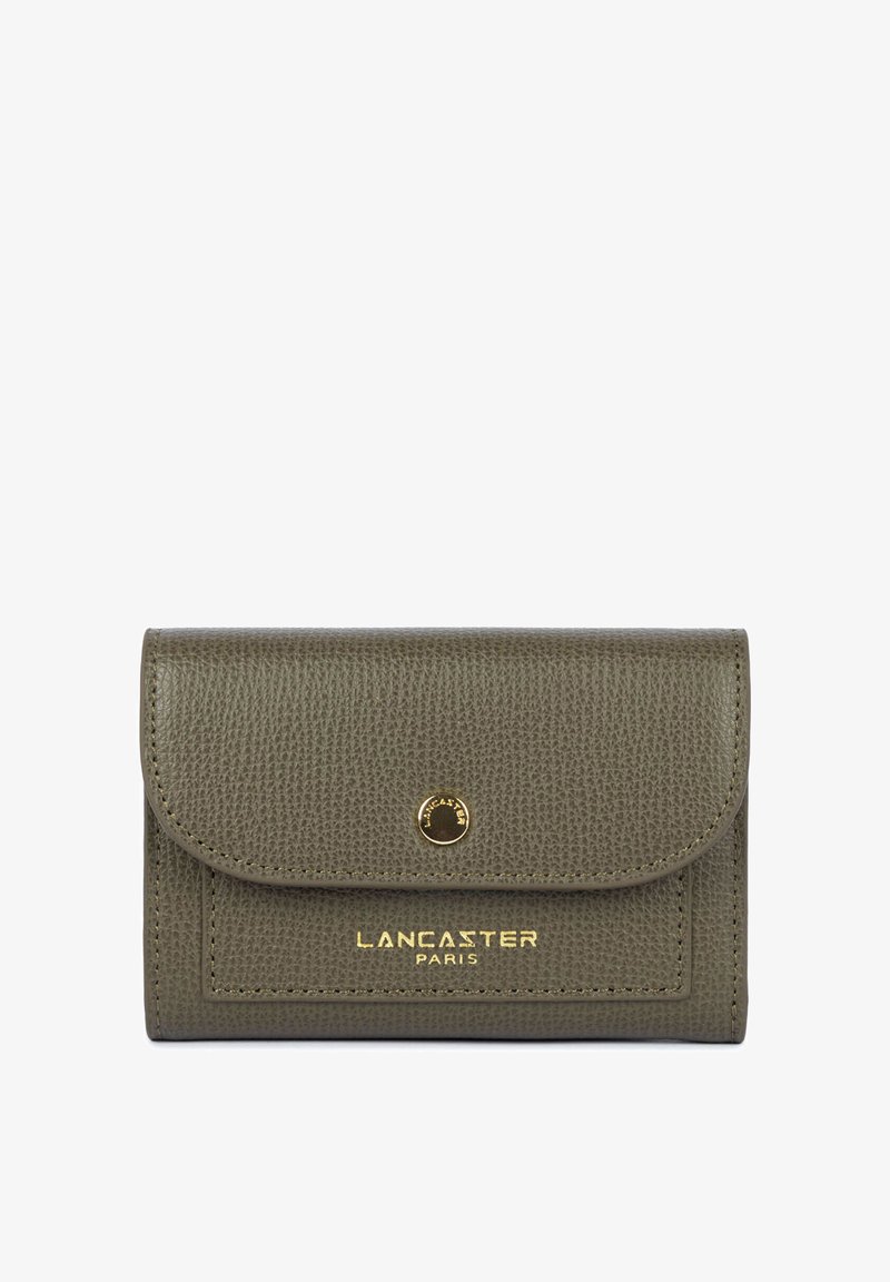 Portefeuille en cuir texturé vert olive avec rabat, bouton doré et "Lancaster Paris" embossé en doré sur la poche avant.