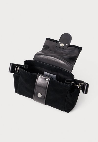 Bolsa de camurça preta com uma aba metálica prateada, fecho de botão de pressão e compartimentos interiores. Apresenta uma alça de ombro destacável.