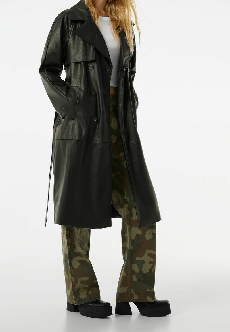 Trenchcoat Lederjacke Mit GÃ¼rtel Bershka Bershka Trenchcoat