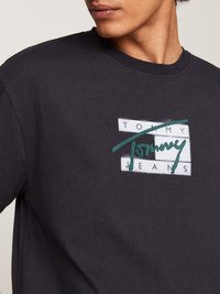 Tommy Jeans STREET FLAG TEE UNISEX - Triko s potiskem - black