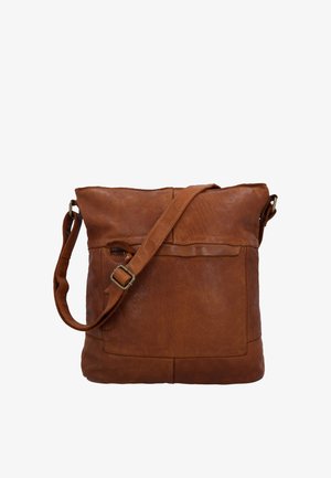 Brązowa skórzana torebka na ramię z regulowanym paskiem, przednią kieszenią na zamek i przestronną główną komorą, pokazana na białym tle.