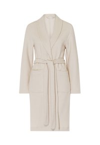 Accappatoio beige con colletto a scialle, maniche lunghe e una cintura coordinata. Presenta due tasche frontali e un tessuto morbido e strutturato.