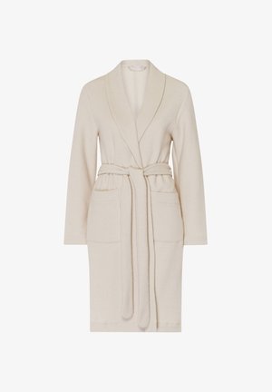 Beige vaippa, jossa on huppukaulus, pitkät hihat ja yhteensopiva vyö. Sisältää kaksi etutaskua ja pehmeän, tekstuurisen kankaan.