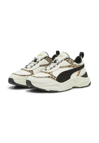 Sneakers bianchi e neri con dettagli in stampa leopardata, caratterizzati da un design testurizzato, lacci in contrasto e un colletto imbottito per il supporto.