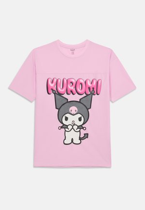 Ροζ ανοιχτό t-shirt με έντονα γράμματα «KUROMI» και μια καρτούν φιγούρα που φοράει μαύρο καπέλο τρελού με κρανίο και ουρά διαβόλου.