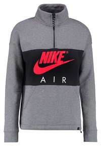 Šedá mikina s polovičním zipem u límce, s černým panelem a červeným textem s logem Nike. Obsahuje přední kapsy a stahovací lem.
