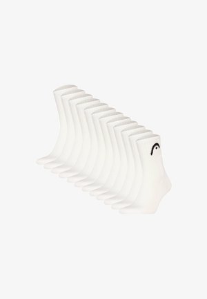 Calcetines de algodón blancos apilados en una leve curva, con un logo negro en el tobillo. Textura suave, longitud hasta la mitad de la pantorrilla y diseño regular.