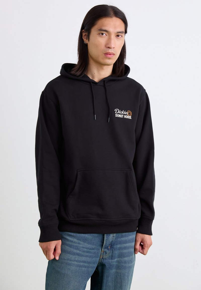 Felpa nera con cappuccio, dotata di tasca frontale, polsini a coste e un piccolo logo ricamato sul petto. Realizzata in morbido cotone.