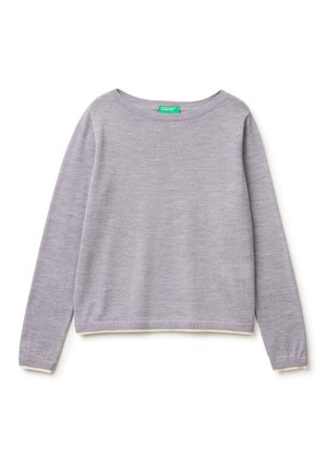 Jasnoszary, długi sweter dzianinowy z długim rękawem, okrągłym dekoltem oraz ściągaczami na mankietach i u dołu, ułożony płasko na białym tle.