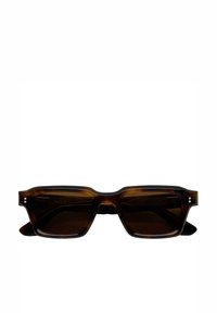 Des lunettes de soleil avec une épaisse monture en écaille de tortue rectangulaire et des verres sombres. Les caractéristiques incluent un branding subtil sur les branches et des coins arrondis.