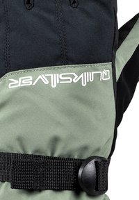 Svarta och olivgröna handskar har ett texturerat tyg, justerbart svart band med cirkulär metallbeslag och vit logodetalj.