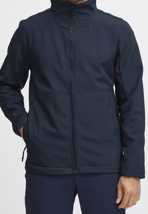 Navyblauwe softshell jas met hoge kraag, volledige rits en ritszakken, met een soepele textuur en een getailleerde pasvorm.