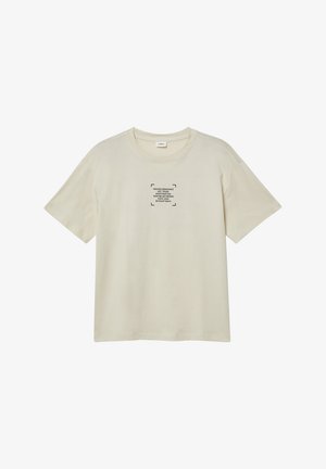 Beżowa bawełniana koszulka z krótkimi rękawami i kwadratowym nadrukiem graficznym z czarnym tekstem na środku przodu.