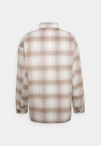 Hnědo-beige kostkovaná flanelová košile, dlouhý rukáv, měkká textura, knoflíkové manžety, límec, mírně oversize střih, s čtvercovým vzorem.