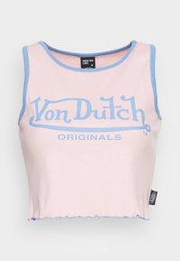 Rosa ribbad crop top med ljusblå kant och en stor blå "Von Dutch"-logotyp. Har en rå fåll och en etikett på sidan.
