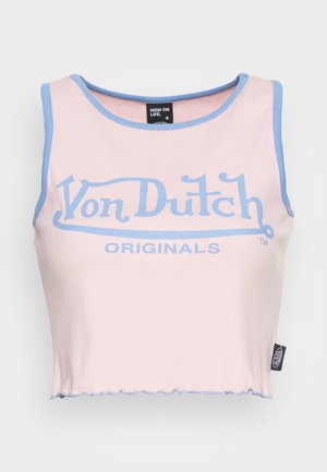 Roza rebrasta kratka majica s svijetloplavim obrubom i velikim plavim "Von Dutch" logotipom. Ima neuredan rub i oznaku sa strane.